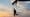 Silhouette d’un homme manipulé comme une marionnette par une main invisibleSilhouette d’un homme manipulé comme une marionnette par une main invisible.