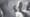 Plusieurs mannequins blancs sans visage regroupés dans une lumière grise, image de l’individu standardisé et privé de singularité.